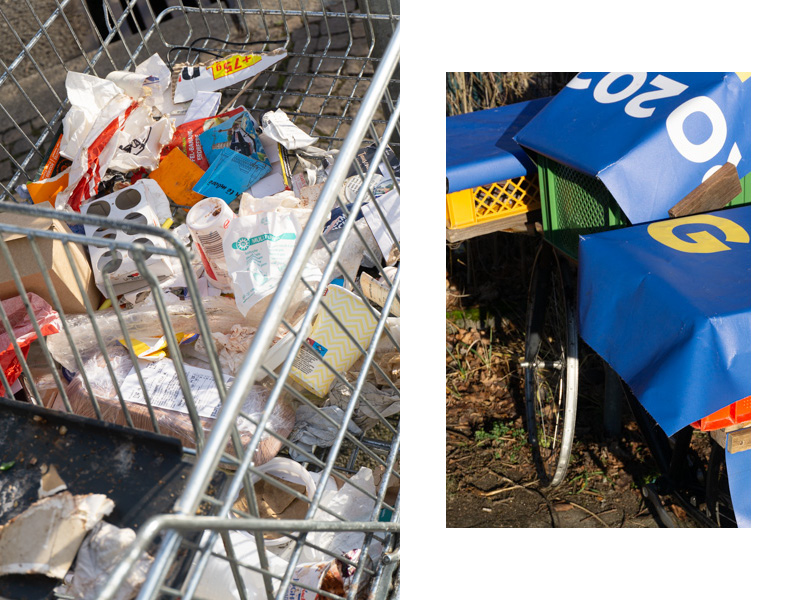 Einkauswagen mit Müll und Verschenke Fahrrad